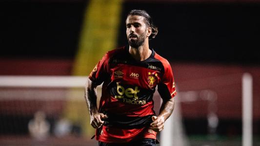 Sérgio Oliveira em campo pelo Sport, contra o Ceará, em jogo do Campeonato Brasileiro