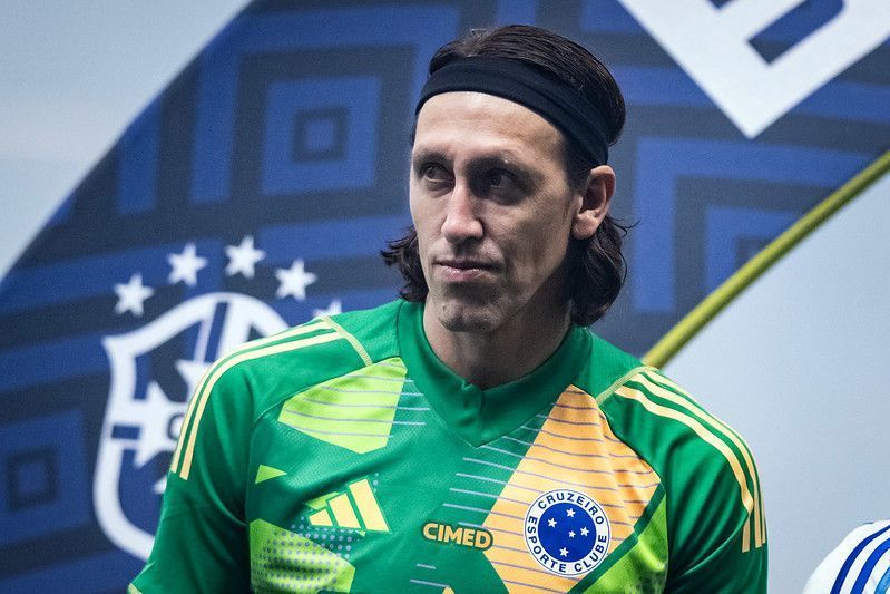 Cruzeiro atualiza situação de Cássio após pancada na cabeça em clássico