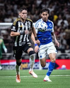 Kaio Jorge (dir), do Cruzeiro, em clássico contra o Atlético na Arena MRV