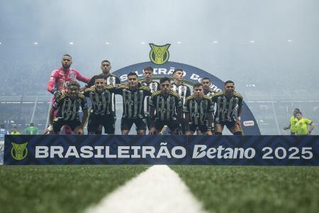 Time do Atlético perfilado antes de partida contra o Cruzeiro pelo Campeonato Brasileiro na Arena MRV