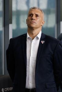Crespo sofre com diversos desfalques no elenco desde que chegou ao São Paulo