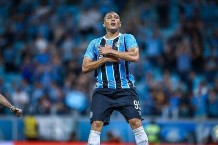 Carlos Vinícius, do Grêmio, comemora gol marcado em jogo pelo Brasileiro
