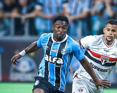 Amuzu é o principal nome na lista de pendurados do Grêmio no Brasileirão
