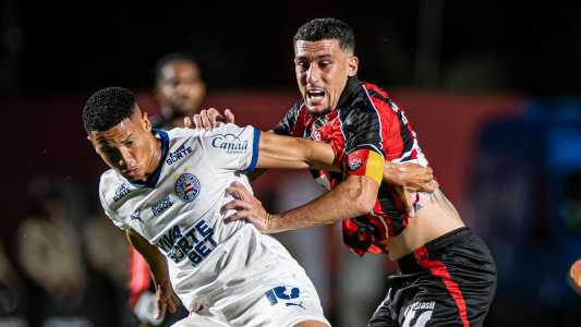 Atacante Tiago, do Bahia, e volante Gabriel Baralhas, do Vitória, disputam bola em Ba-Vi pelo Campeonato Brasileiro