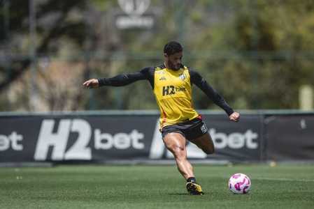 Hulk durante treino do Atlético na Cidade do Galo