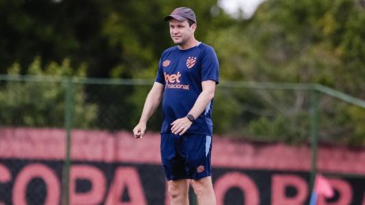 Técnico Daniel Paulista durante treino do Sport