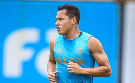 Marlon volta ao time titular do Grêmio após cumprir suspensão contra o São Paulo
