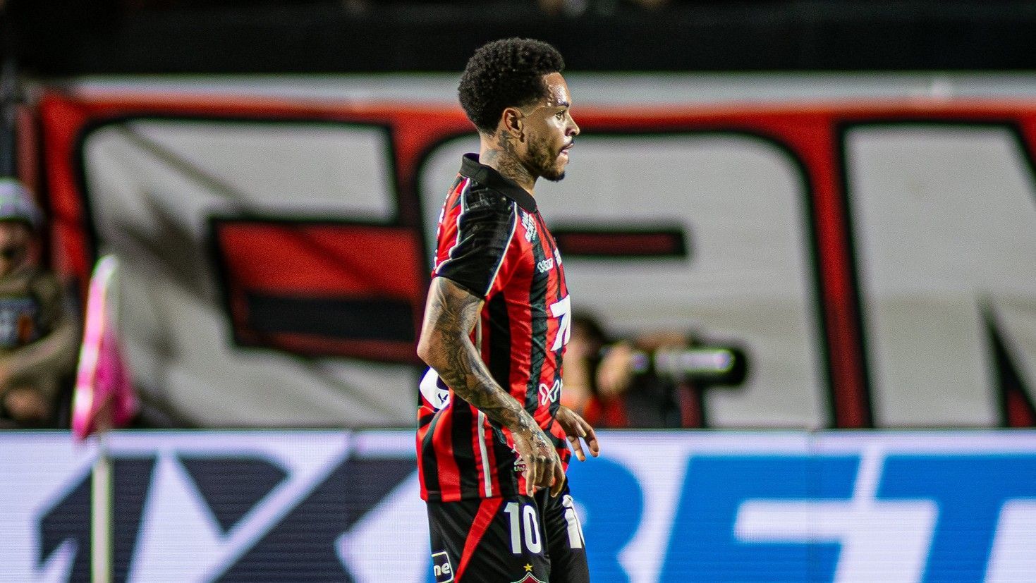 Camisa 10 do Vitória completa seis meses sem marcar, mas ganha respaldo de treinador