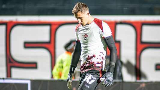 Goleiro Thiago Couto durante aquecimento no Barradão