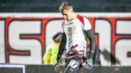 Goleiro Thiago Couto durante aquecimento no Barradão