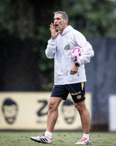 Juan Pablo Vojvoda em treino neste sábado (18)