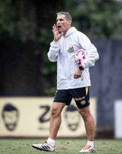 Juan Pablo Vojvoda em treino neste sábado (18)