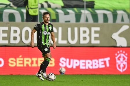 Willian Dubgod renovou contrato com o América
