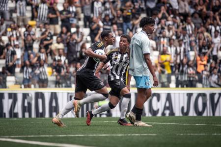 Cauã Soares (à esq.) celebra gol do Atlético sobre o Grêmio na final do Brasileiro Sub-17
