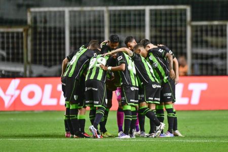 Jogadores do América antes da partida com o CRB, pela Série B do Brasileiro