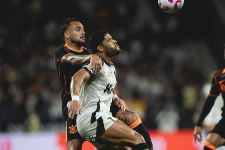 Maycon e Hulk na disputa de bola em Corinthians x Atlético