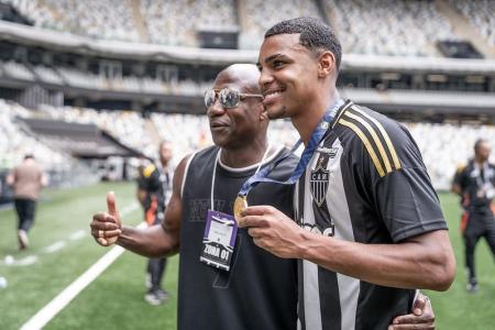 Atacante do Atlético, Cauã segura medalha de campeão brasileiro sub-17 ao lado do pai e ex-jogador Dandão