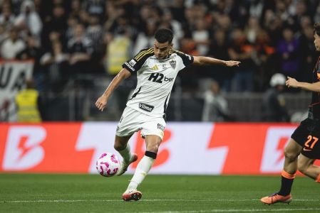 Fausto Vera em ação pelo Atlético diante do Corinthians na Neo Quimica Arena