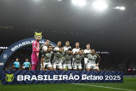 Time do Atlético perfilado antes de jogo pelo Brasileirão