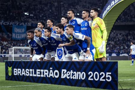 Jogadores do Cruzeiro antes de partida com o Fortaleza, no Mineirão, pela Série A do Brasileiro