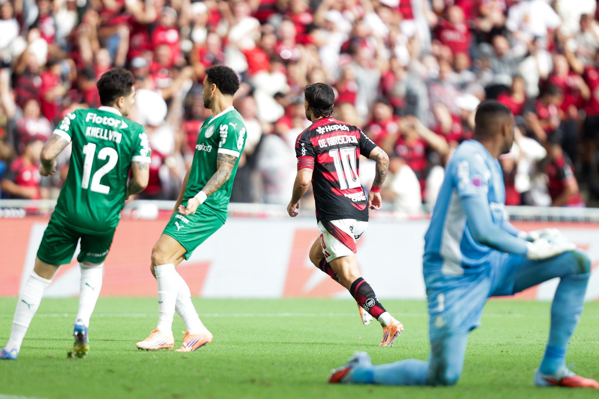 Flamengo vence Palmeiras em jogaço e iguala pontuação do líder do Brasileiro