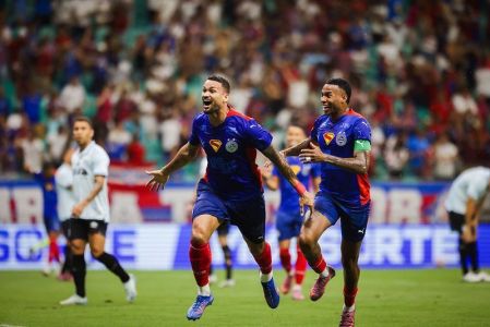 Jogadores do Bahia comemoram gol marcado diante do Grêmio