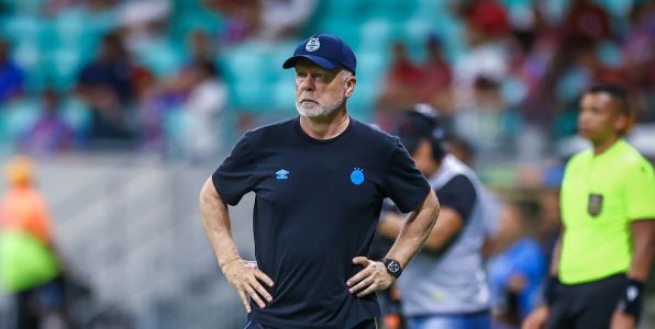 Mano Menezes à beira do campo de Bahia 4 x 0 Grêmio