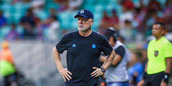 Mano Menezes à beira do campo de Bahia 4 x 0 Grêmio