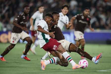 Vasco e Fluminense durante jogo no Maracanã