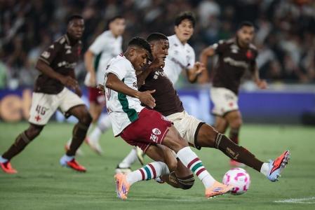 Vasco e Fluminense durante jogo no Maracanã