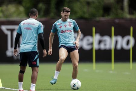 Saúl Ñíguez chega ao Maracanã: o meia espanhol está relacionado para o seu primeiro jogo pelo Flamengo
