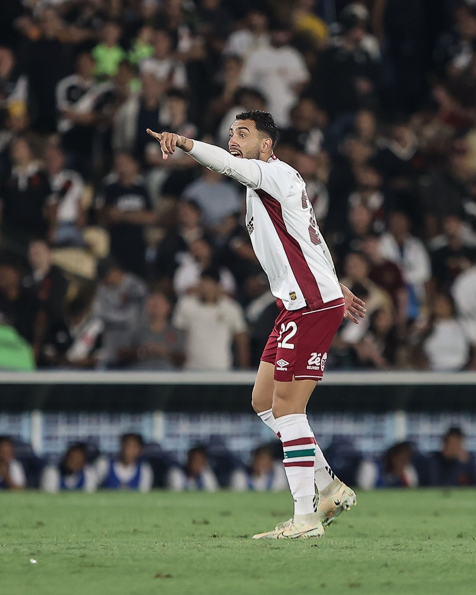 Zagueiro do Fluminense discute com Fernando Diniz e dispara: 'Temos mais dois jogos'