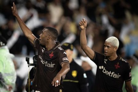 Cauan Barros, à direita, tem sido um dos destaques do Vasco na Série A