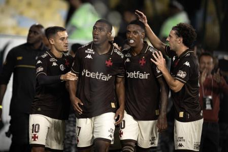 Time do Vasco celebra gol