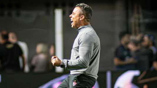 Técnico Jair Ventura comemora triunfo do Vitória sobre o Santos na Vila Belmiro