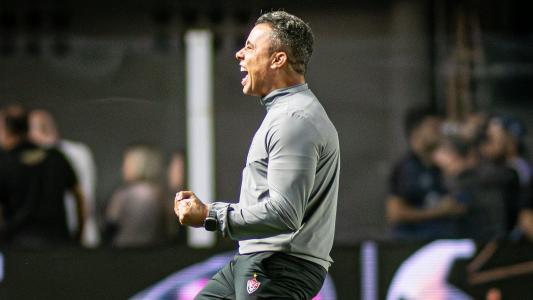 Técnico Jair Ventura comemora triunfo do Vitória sobre o Santos na Vila Belmiro