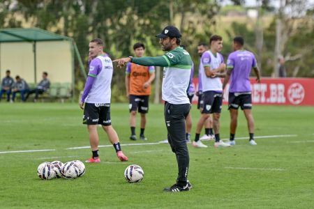 Alberto Valentim em treinamento do América no CT Lanna Drumond