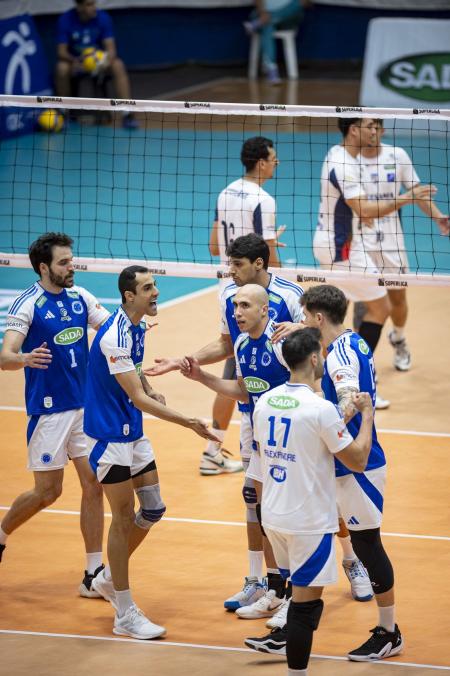 Jogadores do Sada Cruzeiro comemoram ponto no Ginásio do Riacho