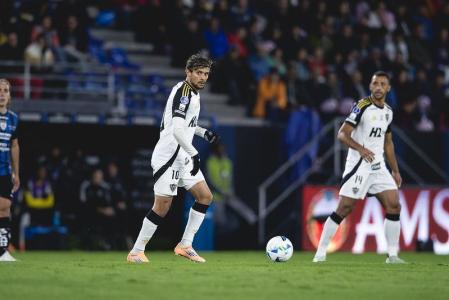 Gustavo Scarpa em ação pelo Atlético contra o Independiente del Valle no Equador