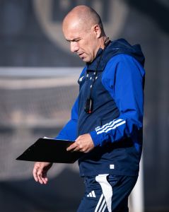 Leonardo Jardim durante treino do Cruzeiro na Toca da Raposa II em outubro de 2025