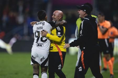 Jorge Sampaoli, campeão da Copa Sul-Americana 2011, com o atacante Dudu