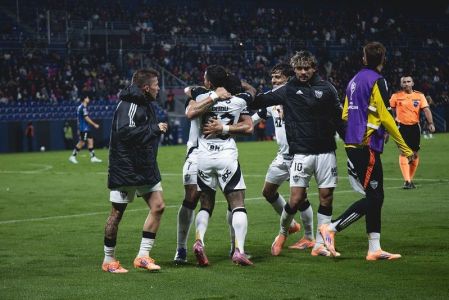 Time do Atlético comemorando gol na Sul-Americana