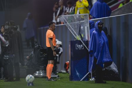 Colombiano Carlos Betancur durante análise de possível pênalti para o Del Valle
