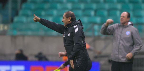 Ramón Díaz à beira do campo na Arena Fonte Nova, em Salvador