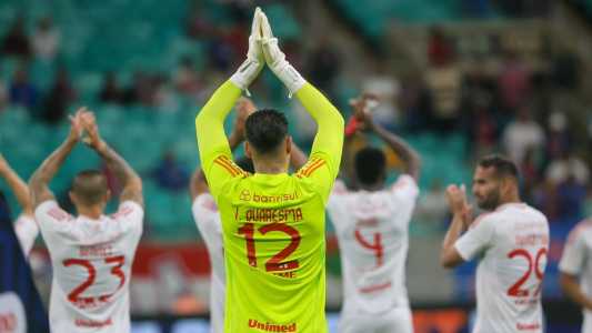 Ivan Quaresma, goleiro do Internacional, agradece apoio do torcedor na Arena Fonte Nova, em Salvador