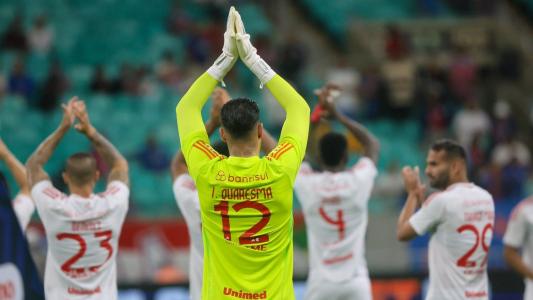 Ivan Quaresma, goleiro do Internacional, agradece apoio do torcedor na Arena Fonte Nova, em Salvador