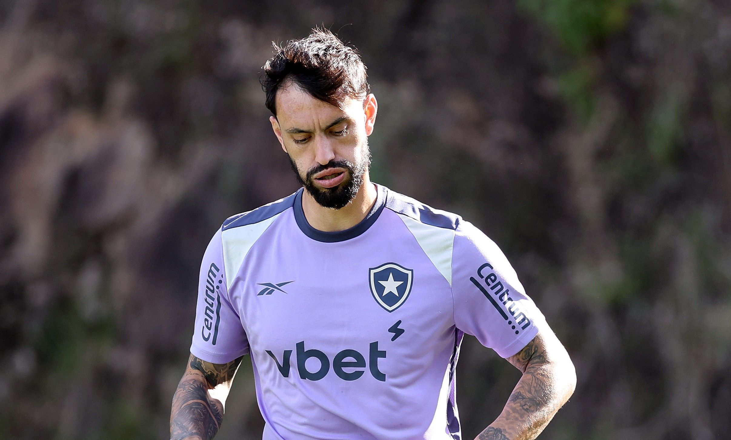 Atacante emprestado pelo Athletico-PR perde espaço e pode retornar em 2026