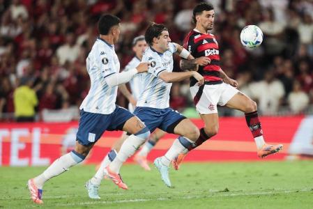 Arrascaeta, do Flamengo, e Sosa, do Racing, disputam bola durante o primeiro jogo da semifinal da Libertadores