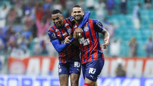 Willian José (a dir.) comemora gol do Bahia sobre o Internacional ao lado de Jean Lucas
