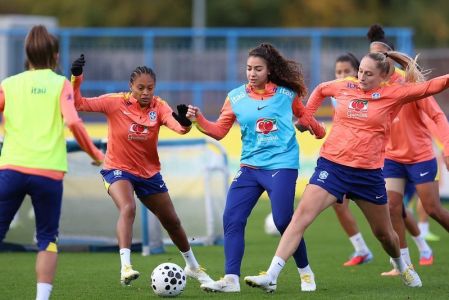 Seleção Brasileira Feminina durante treino em Manchester